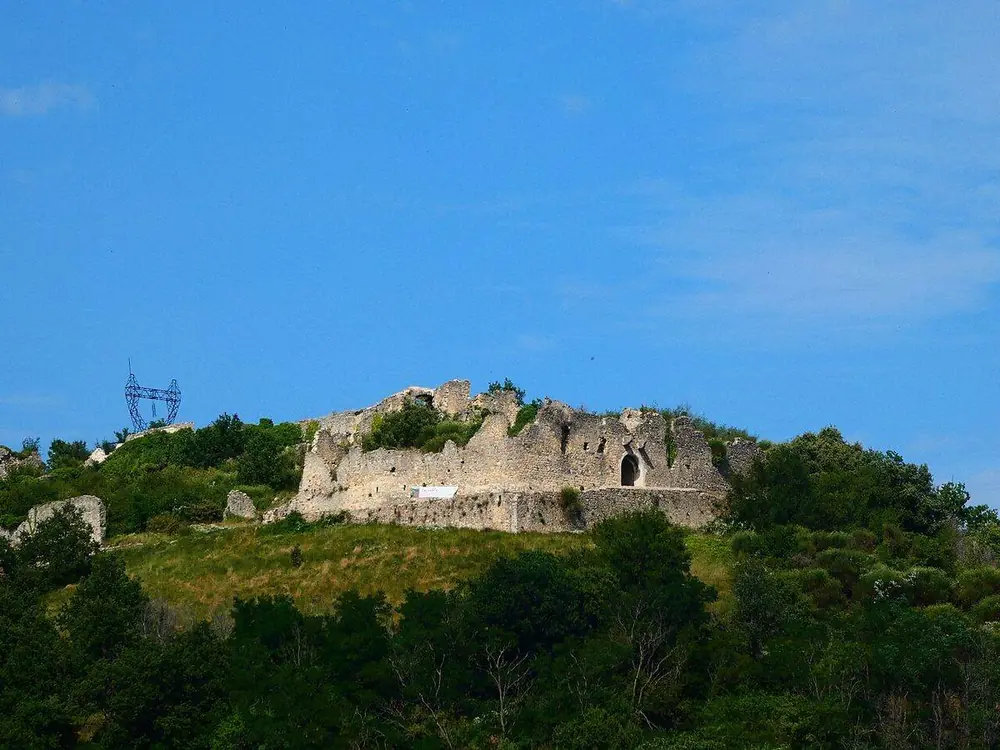 Les ruines du vieux village d'Allan sur sa colline