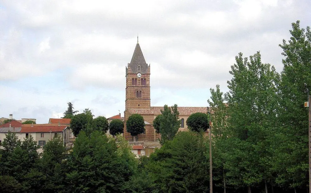 Le village d'Anneyron dominé par le clocher de son église