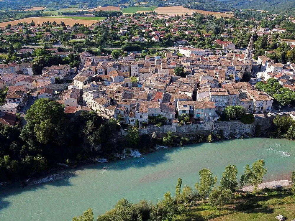 Vue aérienne du village ancien d'Aouste-sur-Sye et de la rivière Drôme