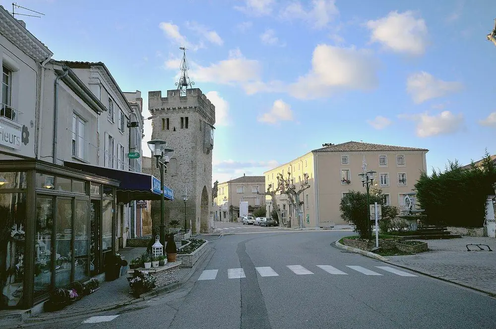 La tour de l'horloge et la rue principale de Beaumont-lès-Valence