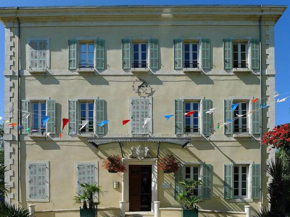 La façade de la mairie de Châteauneuf-du-Rhône