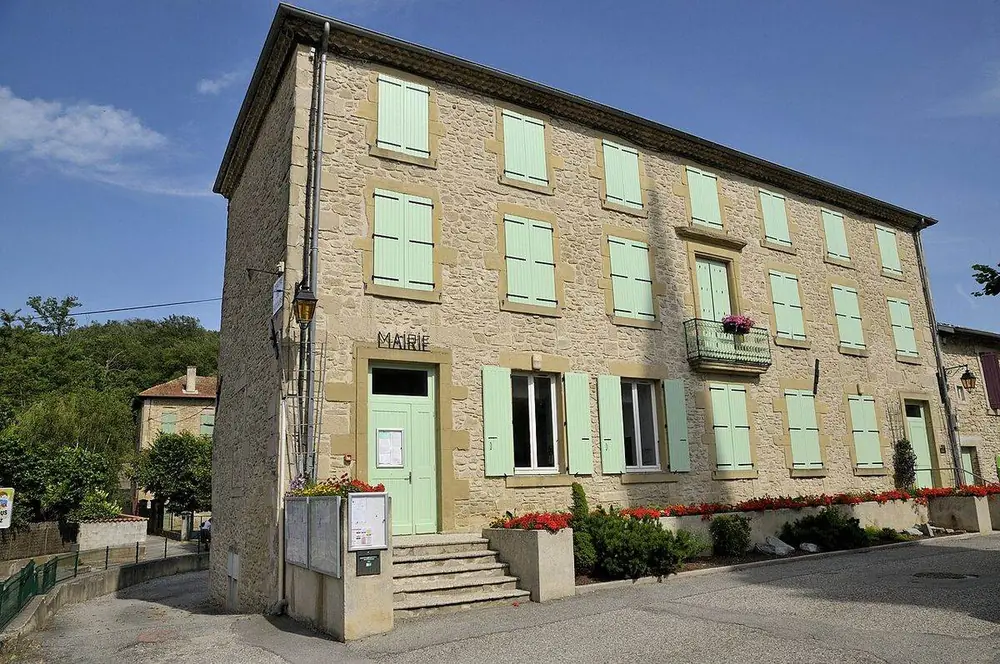 La mairie de Clérieux, bâtiment en pierre aux volets verts