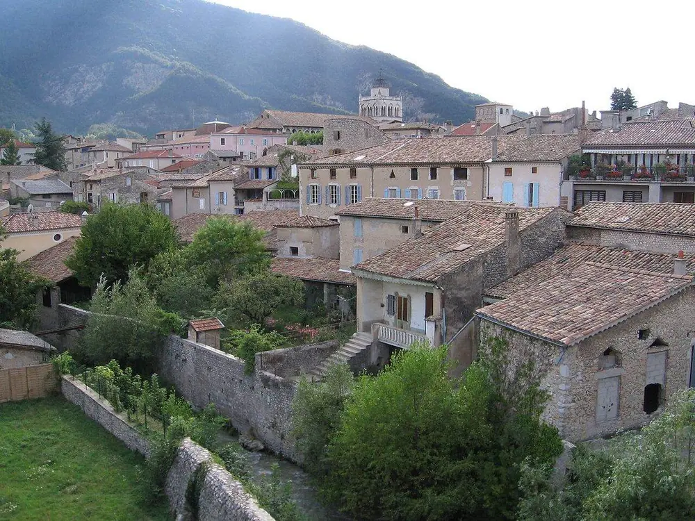 Les toits de la vieille ville de Die devant les montagnes du Diois