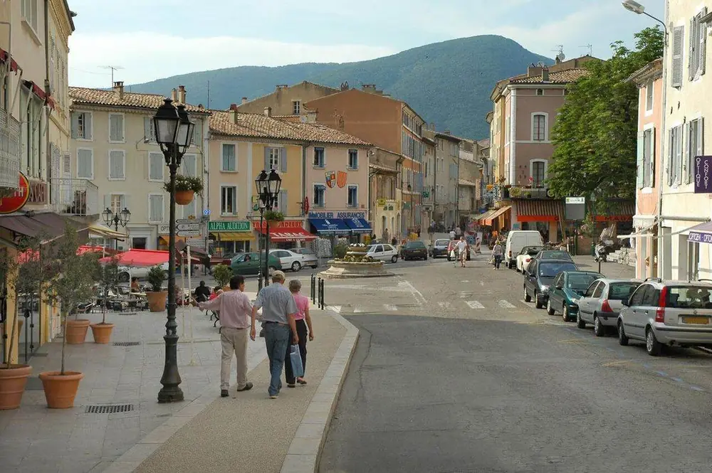 La place centrale de Dieulefit, ses terrasses et ses platanes