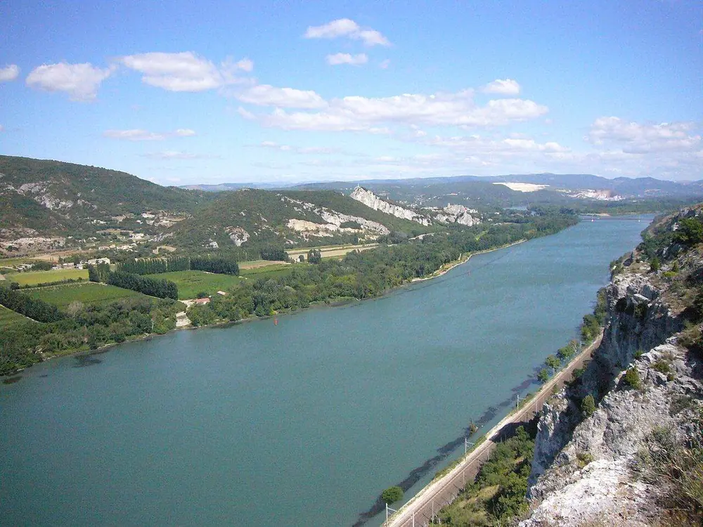 Le Rhône au défilé de Donzère, entre falaises et plaine