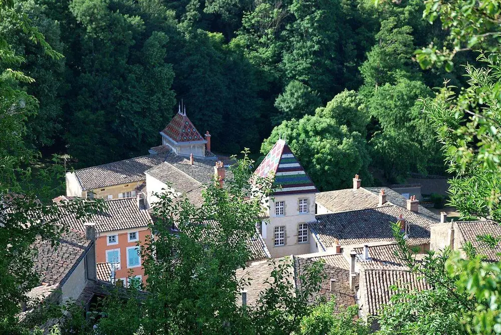Les toits du village de Grâne et le nouveau château
