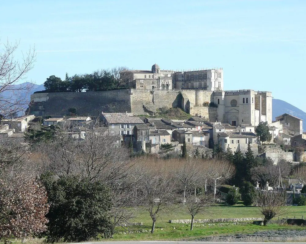 Le village de Grignan dominé par son château