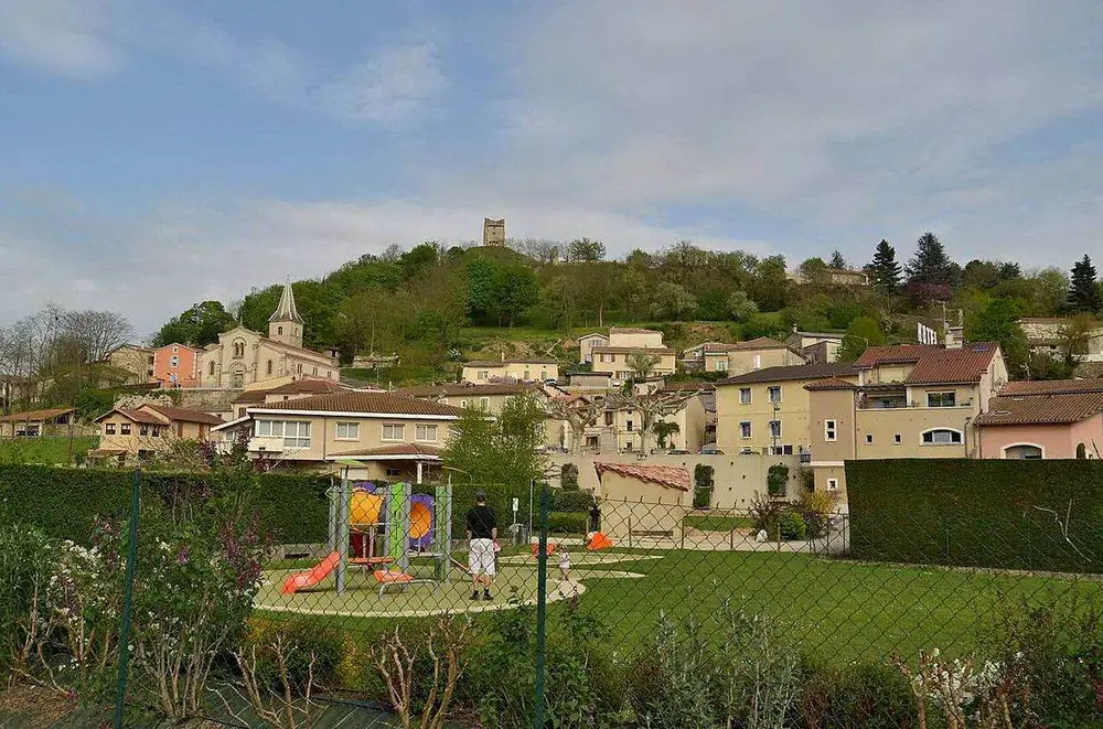 Le village de Mercurol au pied de sa colline