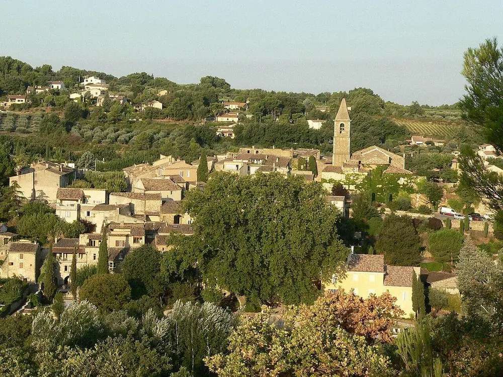 Le village de Mirabel-aux-Baronnies au milieu des oliviers