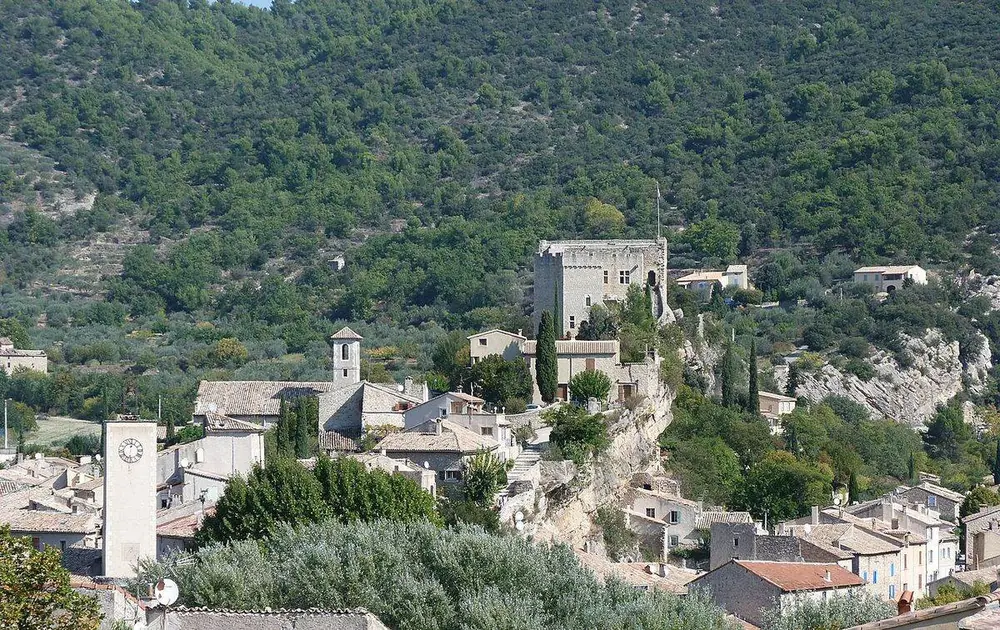 Le village de Mollans-sur-Ouvèze adossé à sa colline