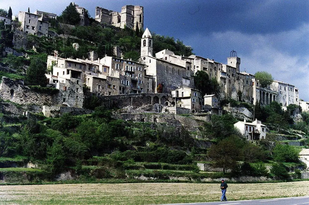 Le village perché de Montbrun-les-Bains et ses maisons étagées