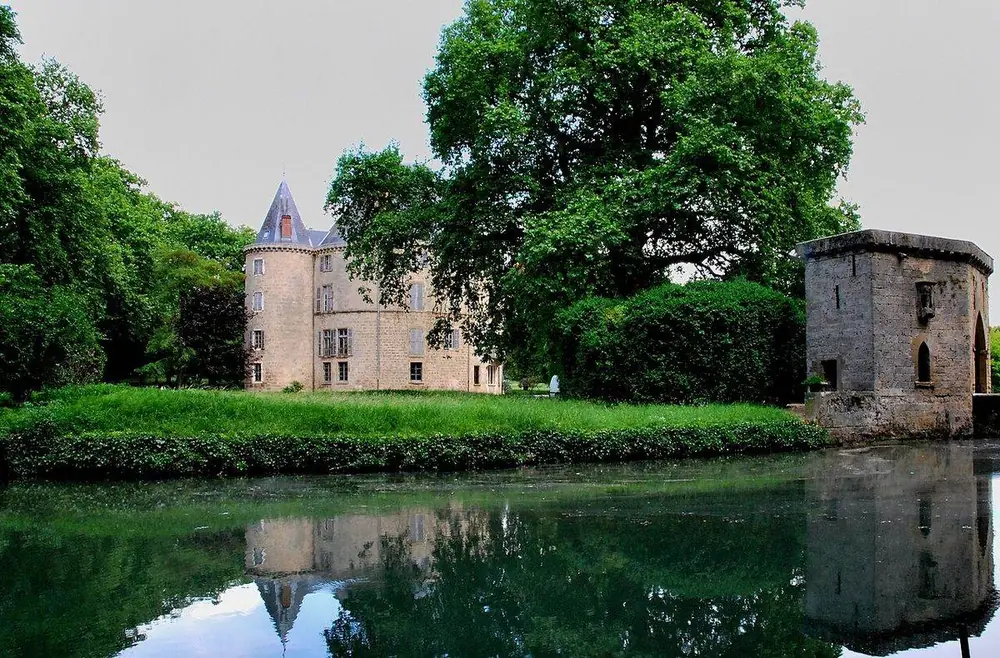Le château de Montmusard et sa pièce d'eau à Montélier