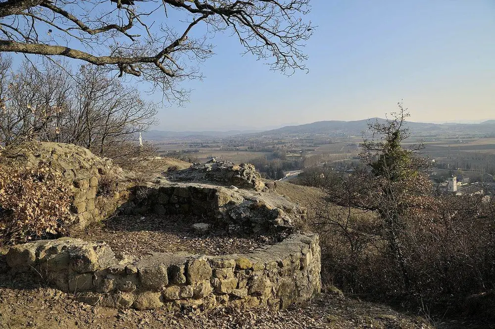 La base d'une tour du château de Montmeyran, avec la plaine en contrebas
