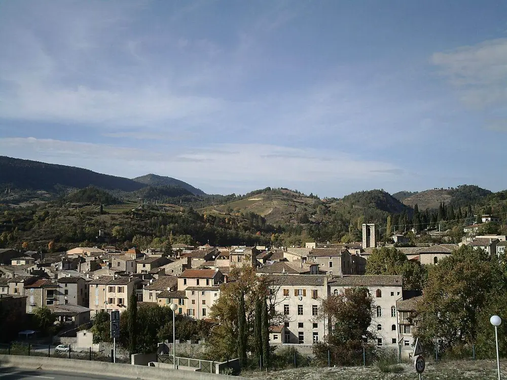 Le village de Saillans dans la vallée de la Drôme