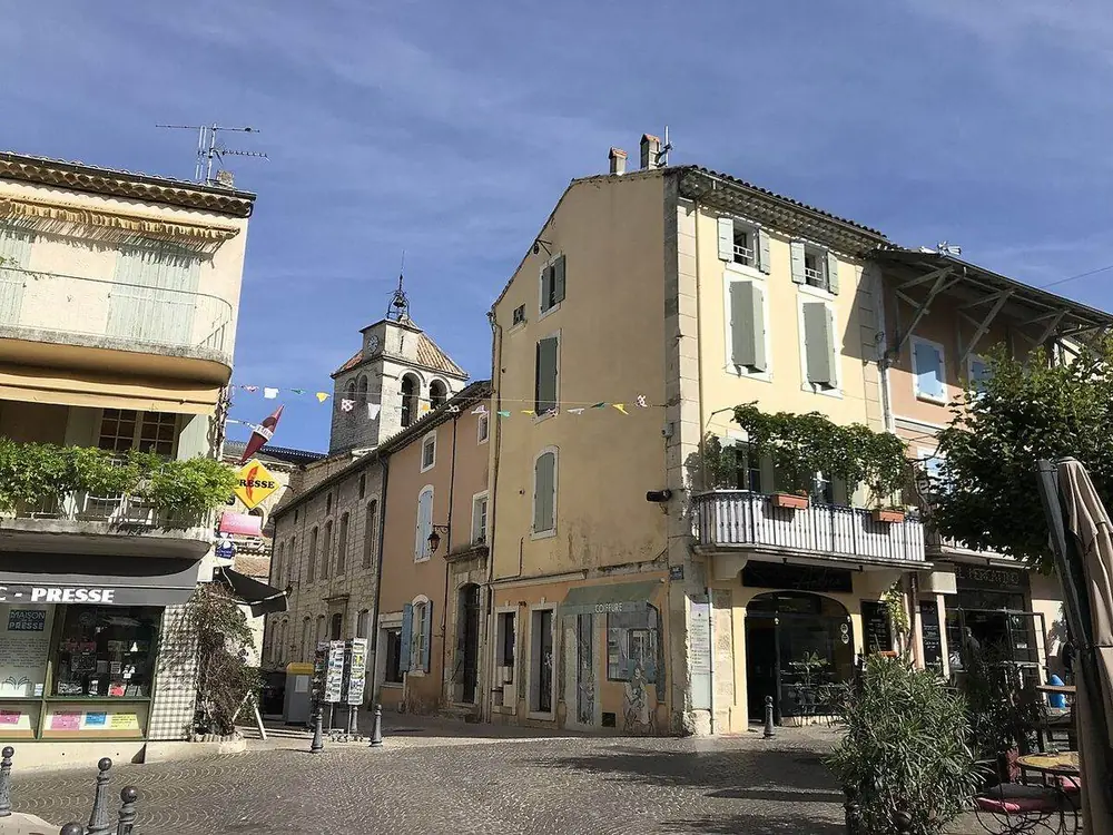La rue de l'Église et ses façades dans le centre de Saint-Paul-Trois-Châteaux