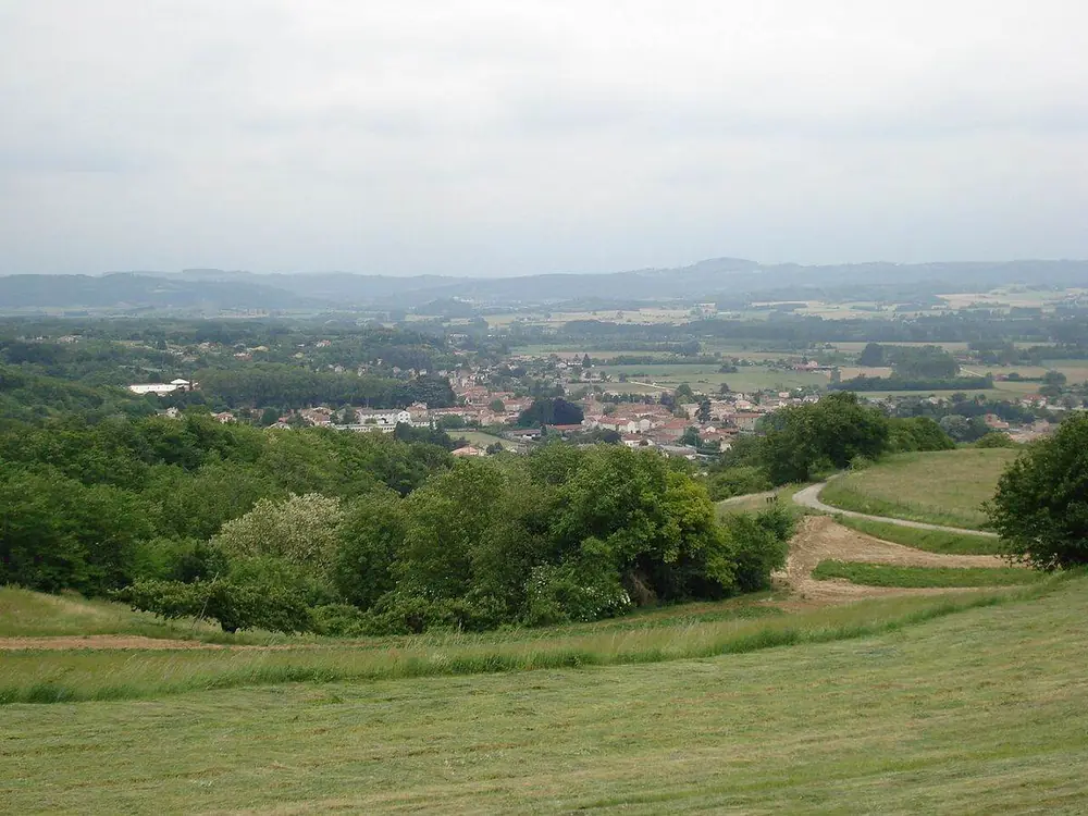 Le village de Saint-Uze dans la vallée, vu depuis la chapelle Sainte-Euphémie