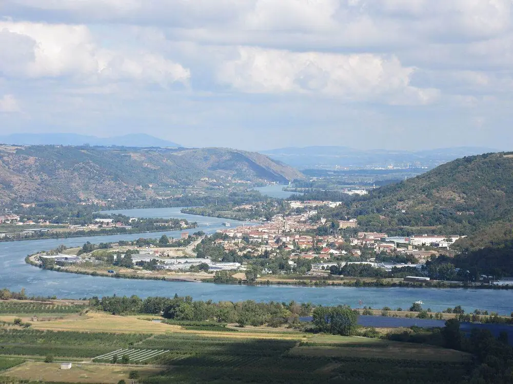 Saint-Vallier au bord du Rhône, vu du puy de Serves