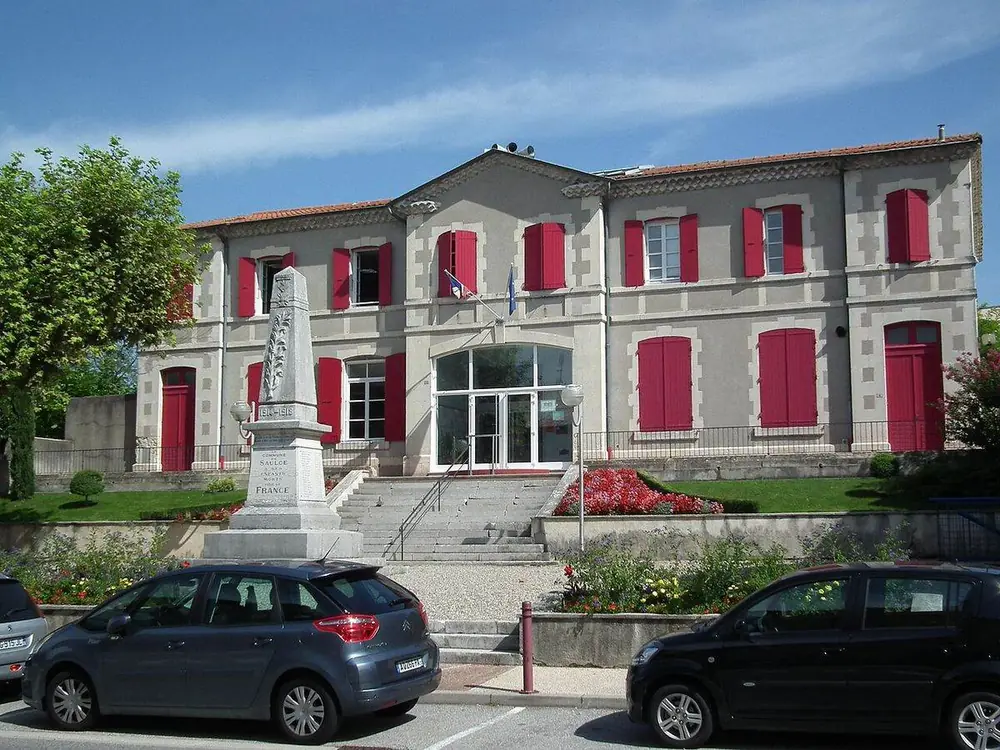 La mairie de Saulce-sur-Rhône et son monument aux morts