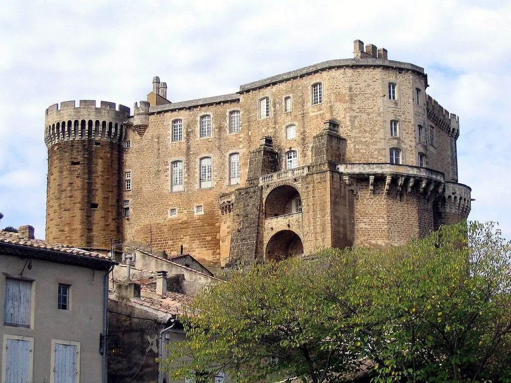Le château de Suze-la-Rousse et ses tours