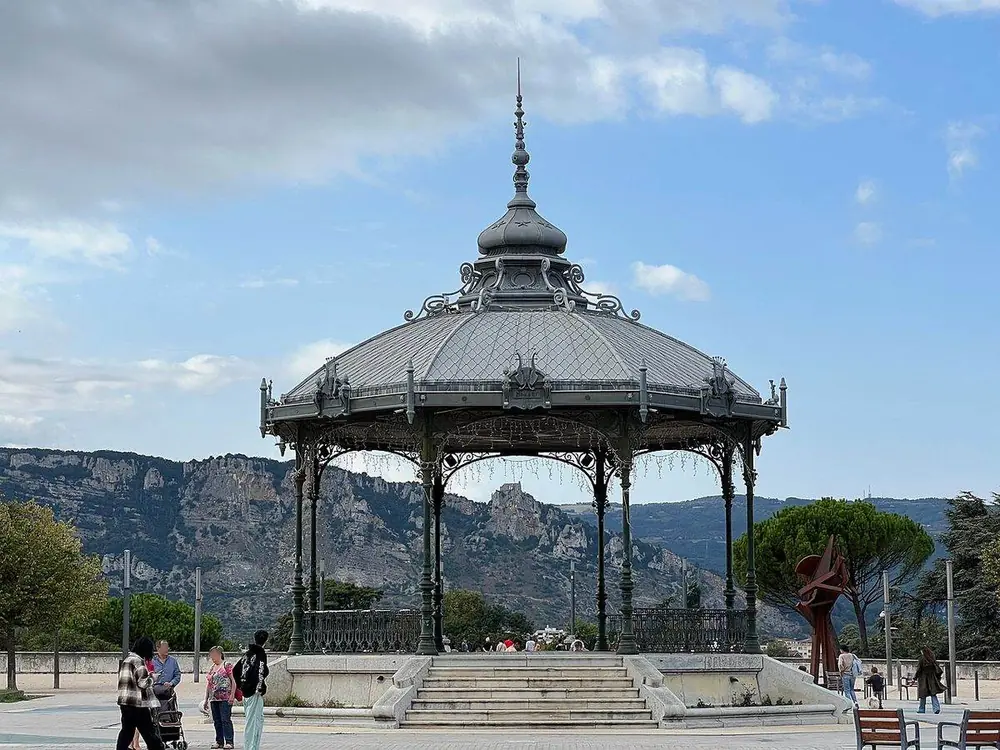 Le kiosque Peynet sur l'esplanade du Champ de Mars à Valence, avec le Vercors au fond